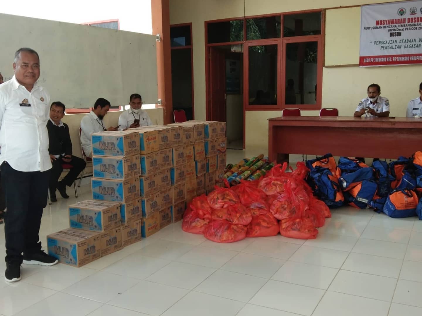 BPBD Sulsel Salurkan Bantuan Buffer Stock Kepada Korban Angin Puting Beliung di Bantaeng